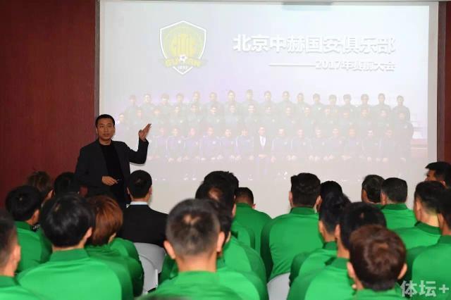因为米勒退出了影片的创作，卡奇就打电话给小说家巴德·舒尔伯格，舒尔伯格和卡奇样，也曾向众议院非美行动委员会揭发过其他人。